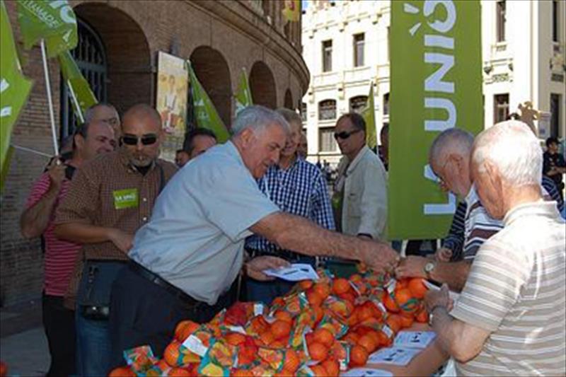 Reparto de naranjas como protesta