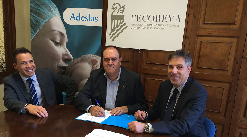 Firma del convenio con Adeslas