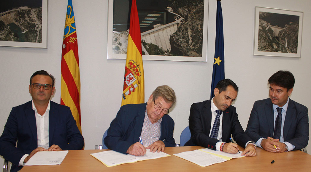 Firma convenio con Correos