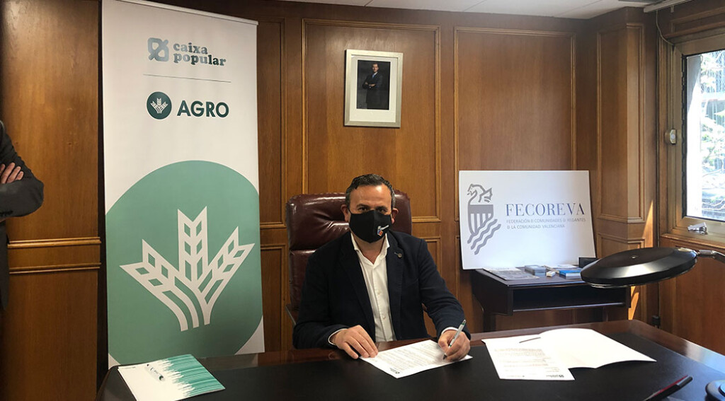 Salvador Marín firma el convenio de colaboración