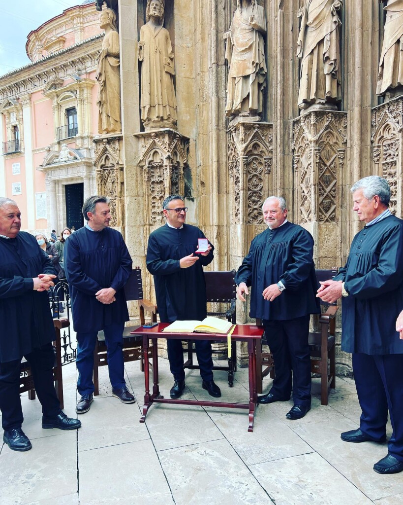 El presidente de Fecoreva recibe la blusa del Tribunal de las Aguas