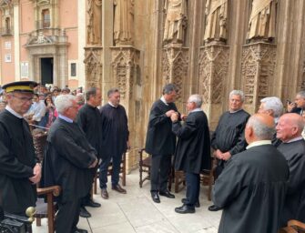 VALERO DE PALMA RECIBE LA BLUSA DEL TRIBUNAL DE LAS AGUAS DE VALENCIA