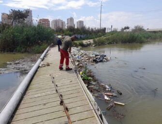LA CHS RETIRA RESIDUOS EN LA DESEMBOCADURA DEL SEGURA