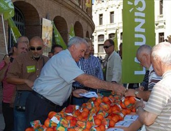 Reparten gratis 700 kilos de naranjas como protesta